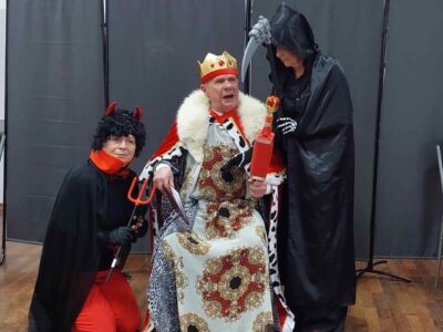 Występ grupy teatralnej „Za&nbsp;młodzi na&nbsp;sen”