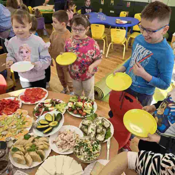 Zdrowe śniadanie o tematyce "Wiosna na talerzu"